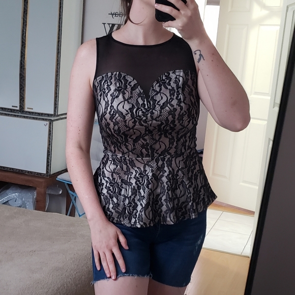 ❌SOLD❌ Suzy Shier peplum top - Picture 7 of 9